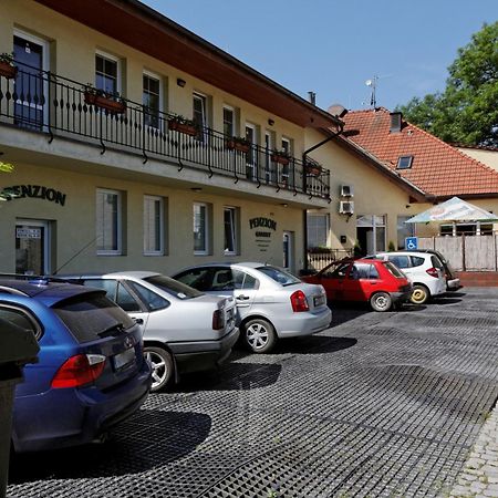 Restaurace A Penzion Garnet Оломоуц Екстер'єр фото