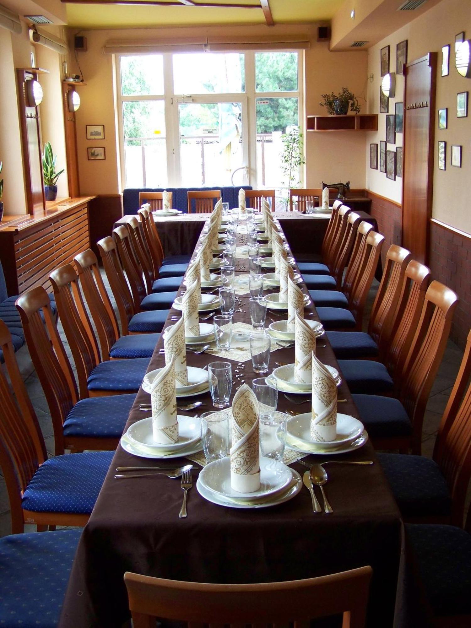 Restaurace A Penzion Garnet Оломоуц Екстер'єр фото