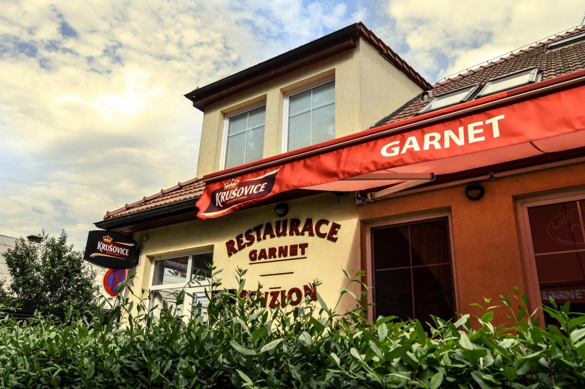 Restaurace A Penzion Garnet Оломоуц Екстер'єр фото